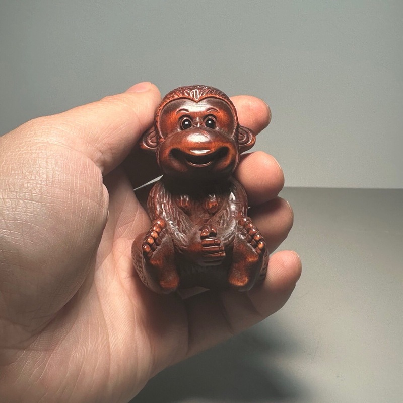 Figura de mono tallada en made - Phone Accessories Market reseña y precio